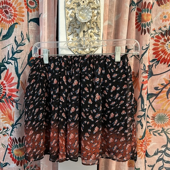 SUMMER CLEARANCE SALE GUC BCBGeneration Floral Mini Skirt - Picture 2 of 3